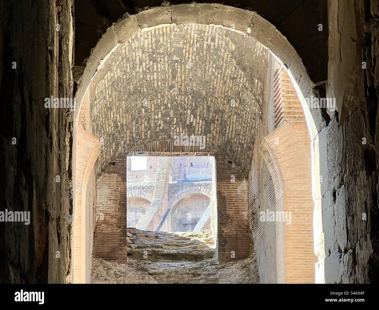 Vista attraverso uno dei Colossei all'interno dell'antica struttura. Foto Stock