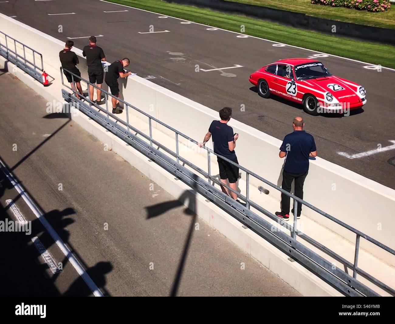 Red 1960s Porsche 911 in pista sul circuito automobilistico di Goodwood Chichester UK Foto Stock