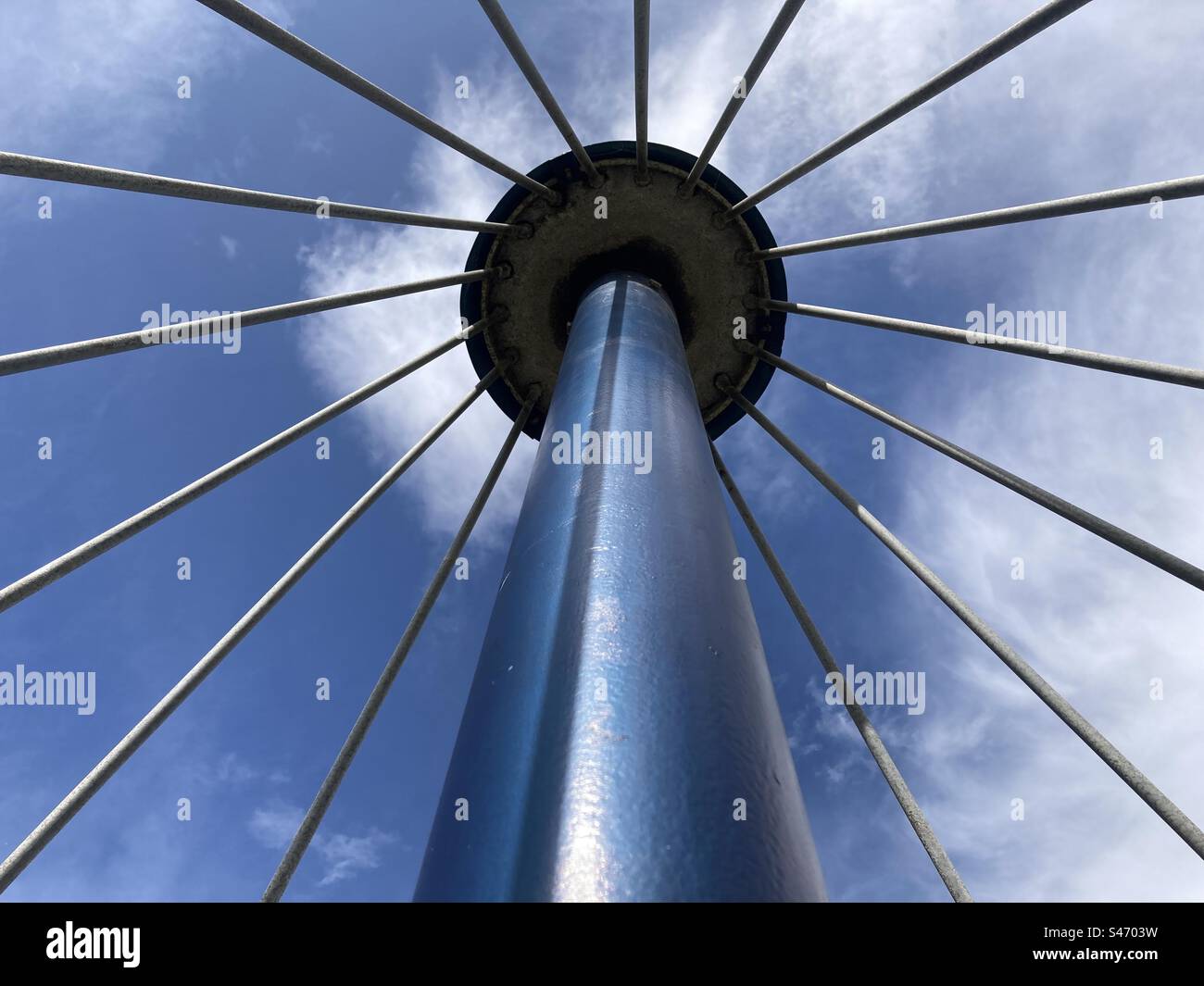 Vista della torre con raggi intorno al cielo - Immagine stock catturata con smartphone
