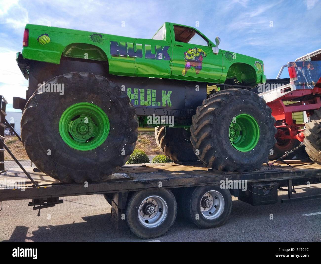 Monster Truck su un rimorchio per camion Foto Stock