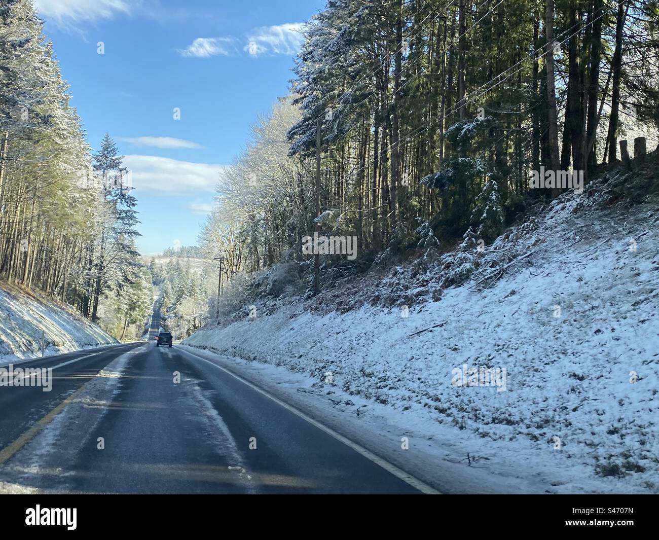 Guida invernale sulle montagne della catena costiera dello stato di Washington Foto Stock