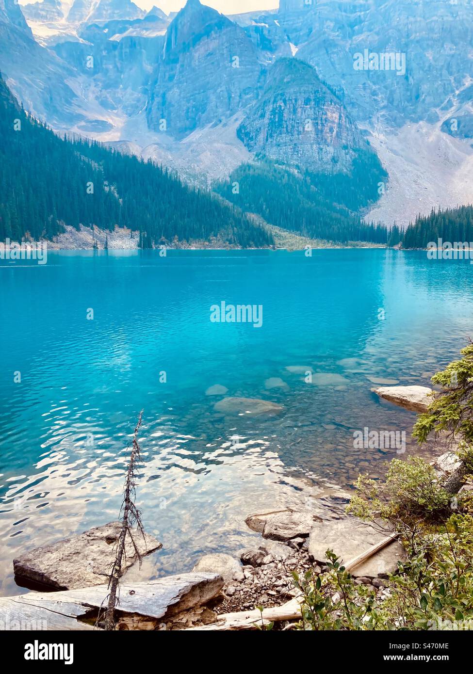 Le incredibili acque glaciali del lago Moraine nel Parco Nazionale di Banff, Alberta, Canada. - Immagine stock catturata con smartphone