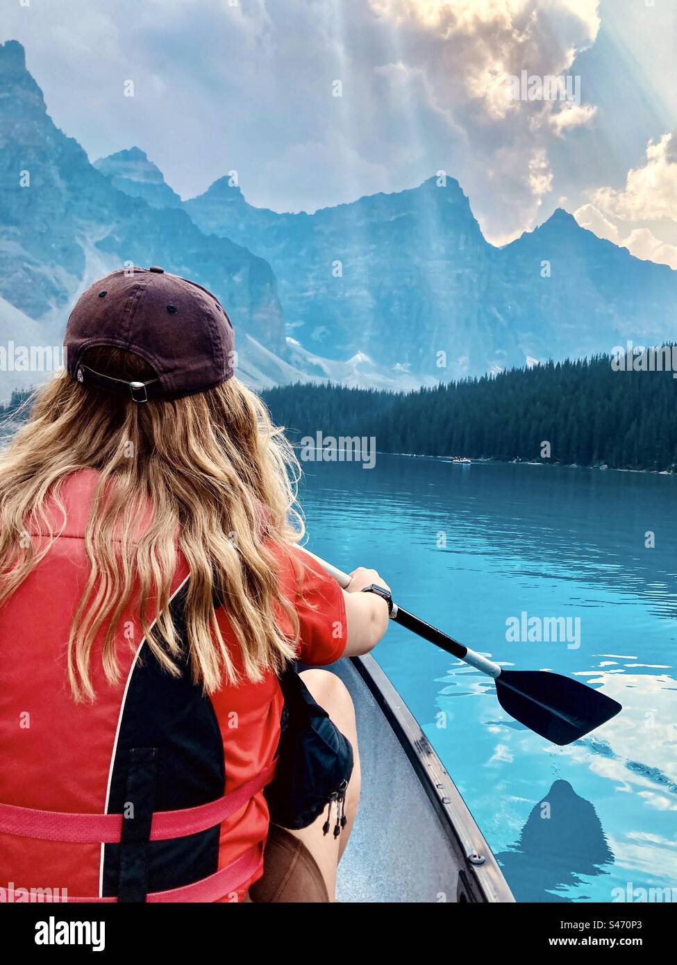Pagaiando attraverso le incredibili acque glaciali del Lago Moraine, del Parco Nazionale di Banff, Alberta, Canada. - Immagine stock catturata con smartphone