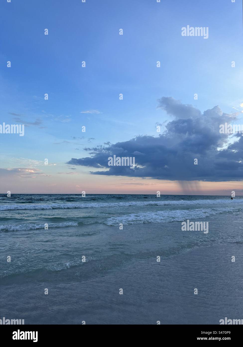 Nuvole di pioggia al tramonto sul Golfo del Messico Costa Smeralda in Florida Foto Stock