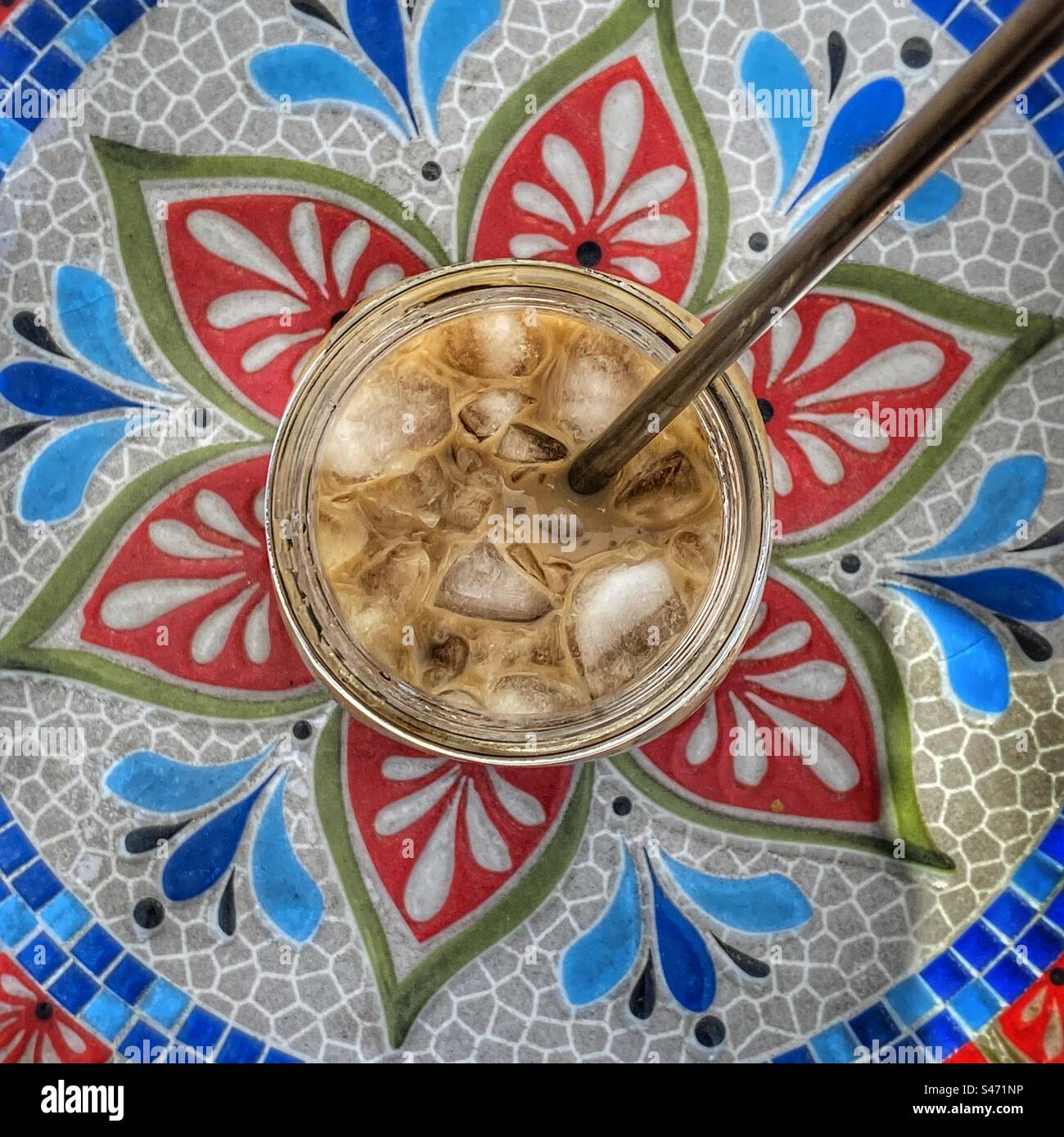 Caffè freddo su un tavolo a mosaico piastrellato Foto Stock