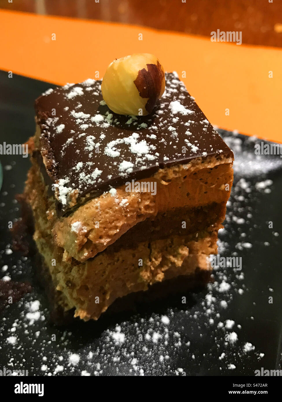Pezzo di torta al cioccolato. - Immagine stock catturata con smartphone
