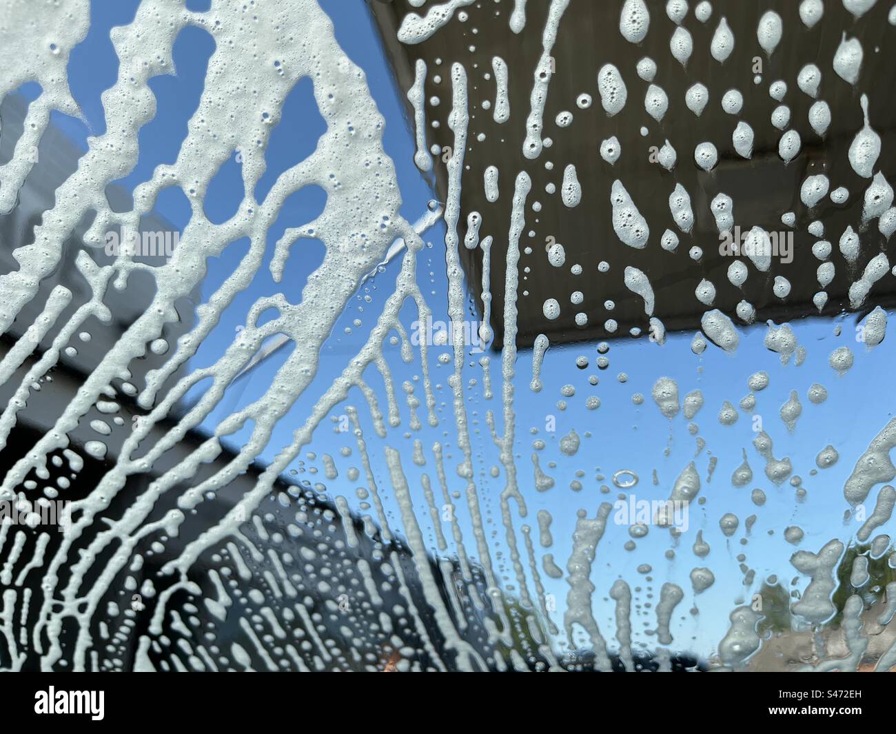 Attraverso il parabrezza di un'auto in un autolavaggio - Immagine stock catturata con smartphone