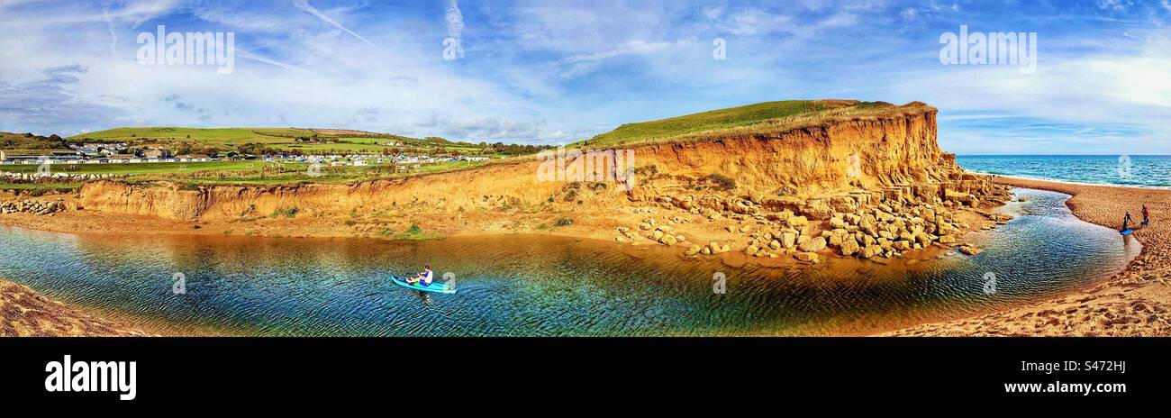 Kayak sul fiume Bride sulla spiaggia di acqua dolce di Bridport Dorset, Regno Unito Foto Stock