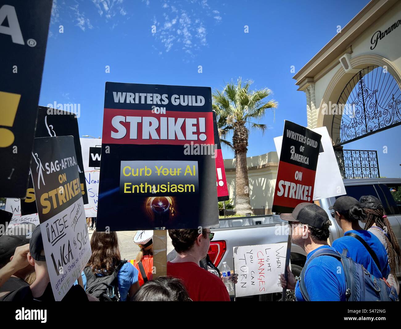 LOS ANGELES, CA, 15 agosto 2023: Placard protesta contro l'IA, membro della Writers Guild of America (WGA), picchettando fuori dalla Paramount Pictures con i membri della Screen Actors Guild (SAG-AFTRA) Foto Stock