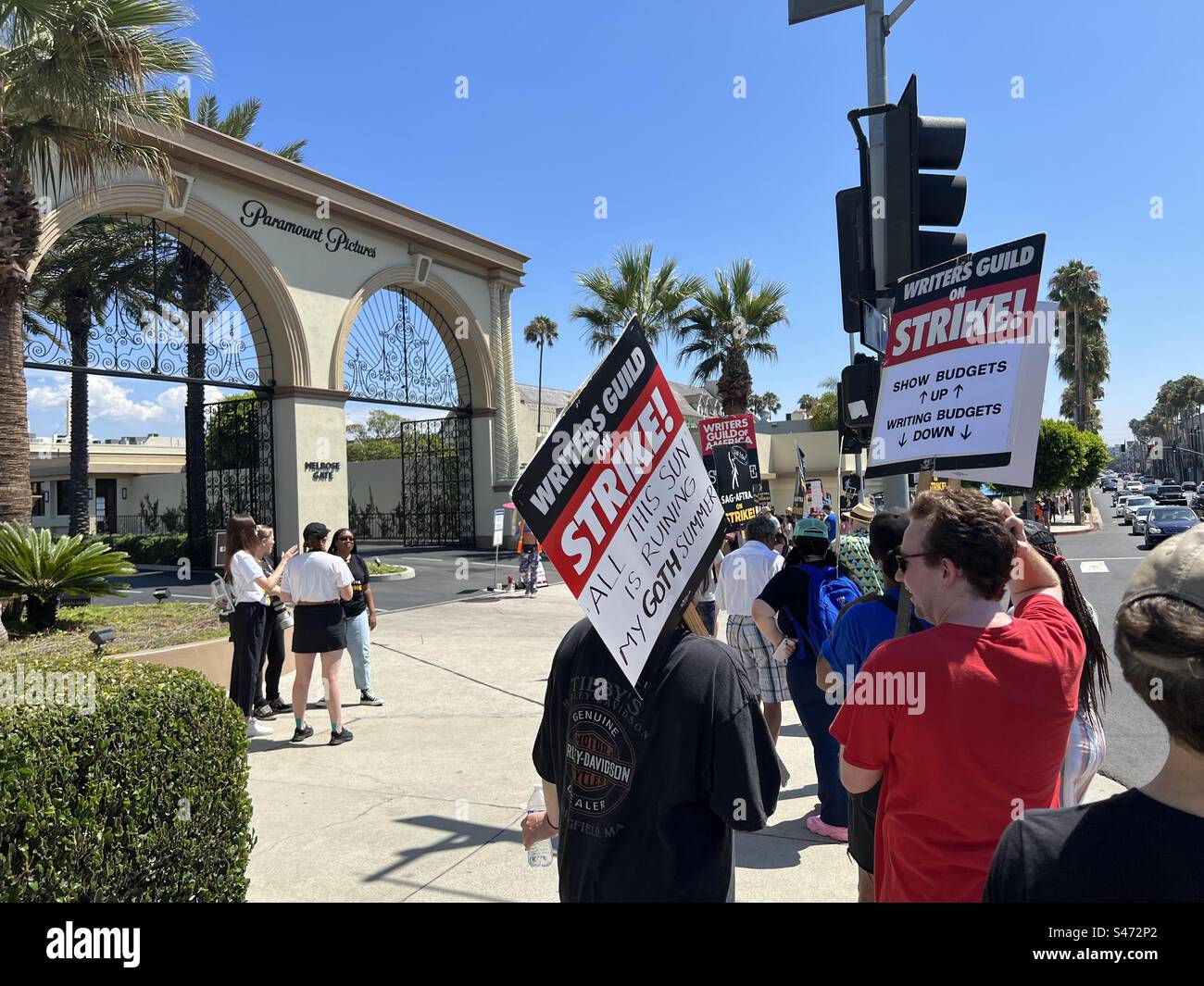LOS ANGELES, CA, 15 agosto 2023: Membri sorprendenti della Writers Guild of America (WGA) e della Screen Actors Guild (SAG-AFTRA), picchettando fuori dai cancelli della Paramount Pictures, Hollywood - Immagine stock catturata con smartphone