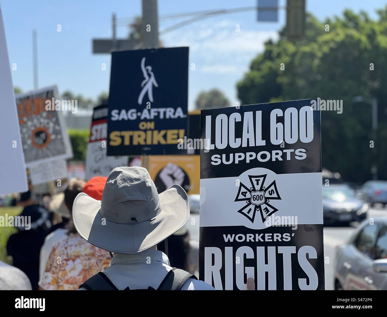 LOS ANGELES, CA, 15 agosto 2023: Membri della IATSE Local 600, camera union, linea di picchetti a sostegno di scrittori e attori d'impatto, fuori dai cancelli dei Paramount Pictures Studios di Hollywood Foto Stock