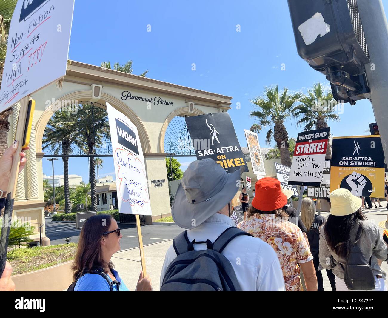 LOS ANGELES, CA, 15 agosto 2023: Scrittori e attori d'impatto, membri della Writers Guild of America (WGA) e della Screen Actors Guild (SAG-AFTRA), picchetto fuori dai cancelli della Paramount Pictures Foto Stock