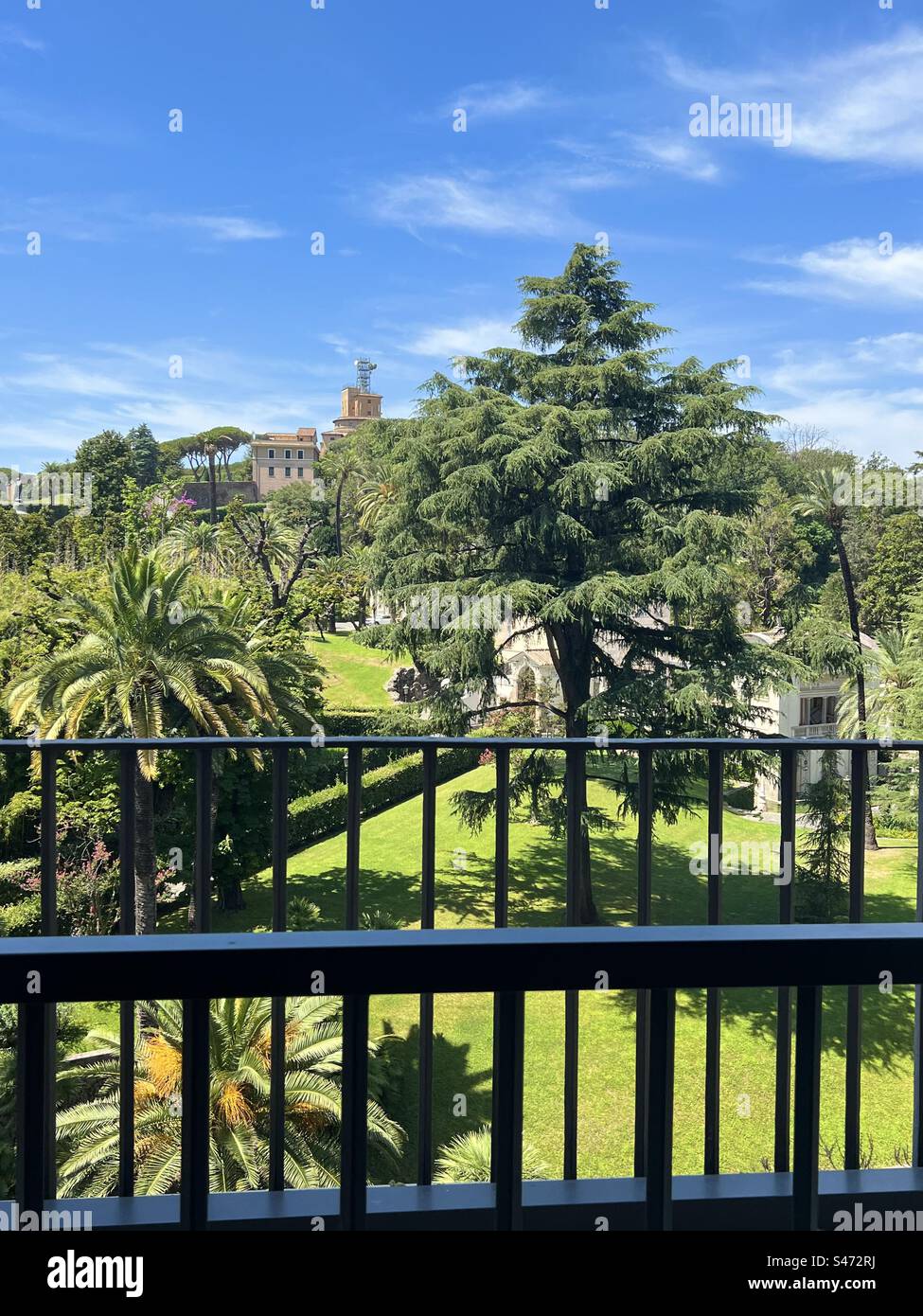 Vista dei giardini Vaticani da una finestra del Museo Foto Stock