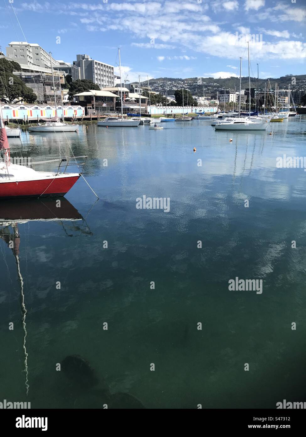 Porto della città - capannoni per barche e attracco per barche Foto Stock