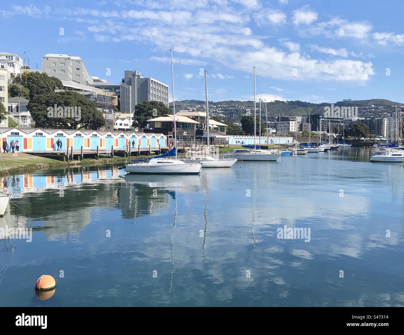 Porto cittadino fronte mare - capannoni e cantiere navale Foto Stock