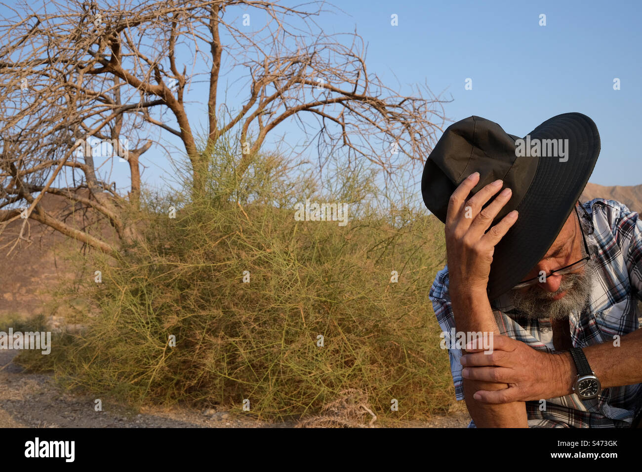 obscured-face-immagini-e-fotografie-stock-ad-alta-risoluzione-alamy