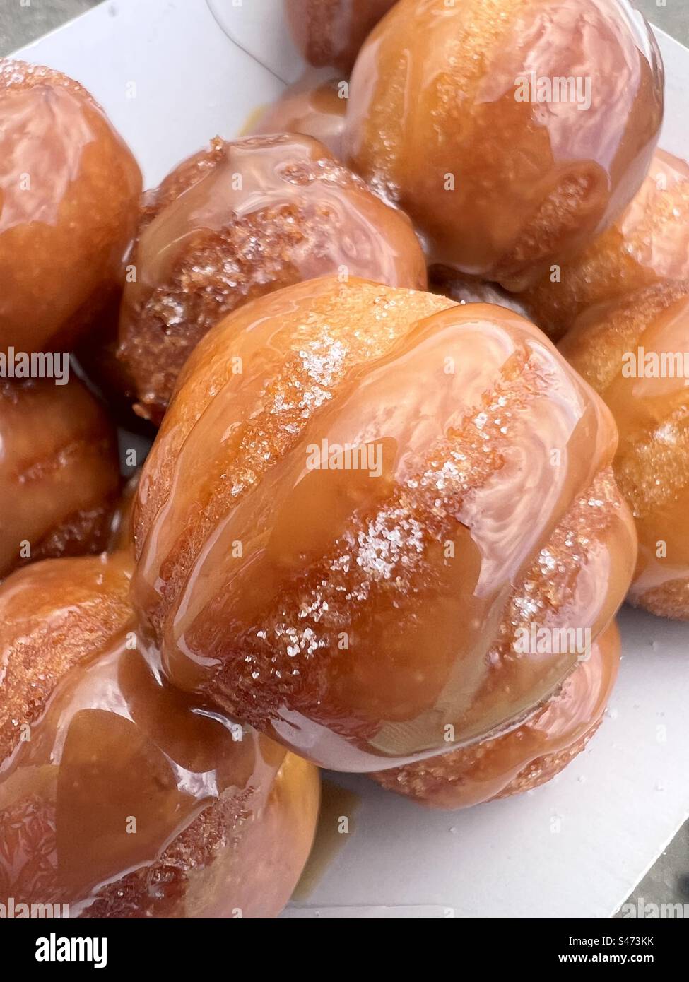 Look (palle di nocciole) con condimento di zucchero e salsa al caramello - cibo da strada - Immagine stock catturata con smartphone