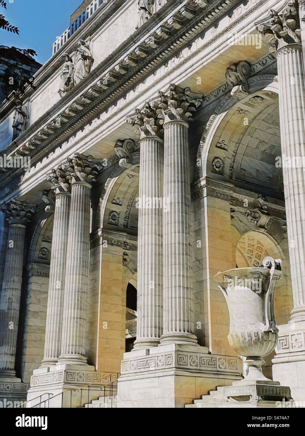 Colonne di fronte alla biblioteca pubblica di New York, filiale principale in Fifth Avenue, 2023, New York City, USA - Immagine stock catturata con smartphone