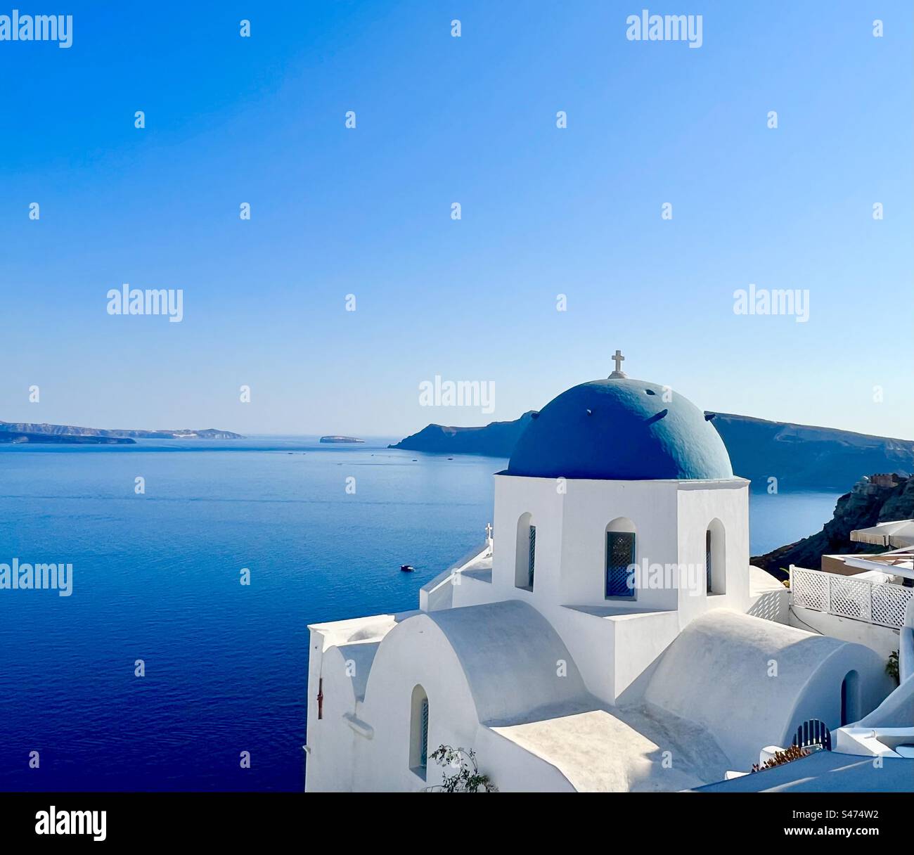 La Resurrezione della Chiesa ortodossa, conosciuta anche come chiesa di Anastaseos, a Oia, Santorini. - Immagine stock catturata con smartphone