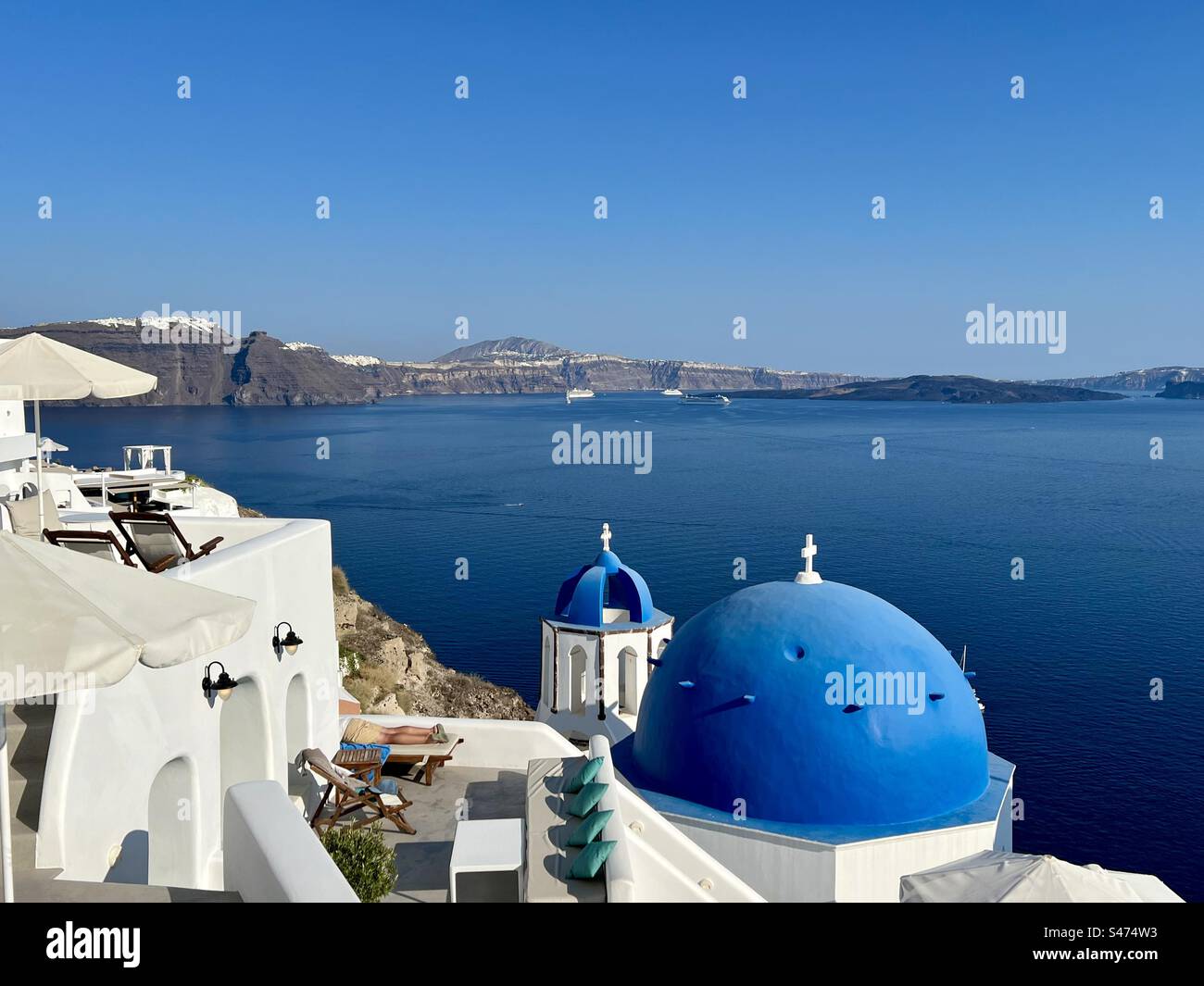Cupole blu sulla chiesa di Agrios Spyridon e il suo campanile, Santorini Foto Stock