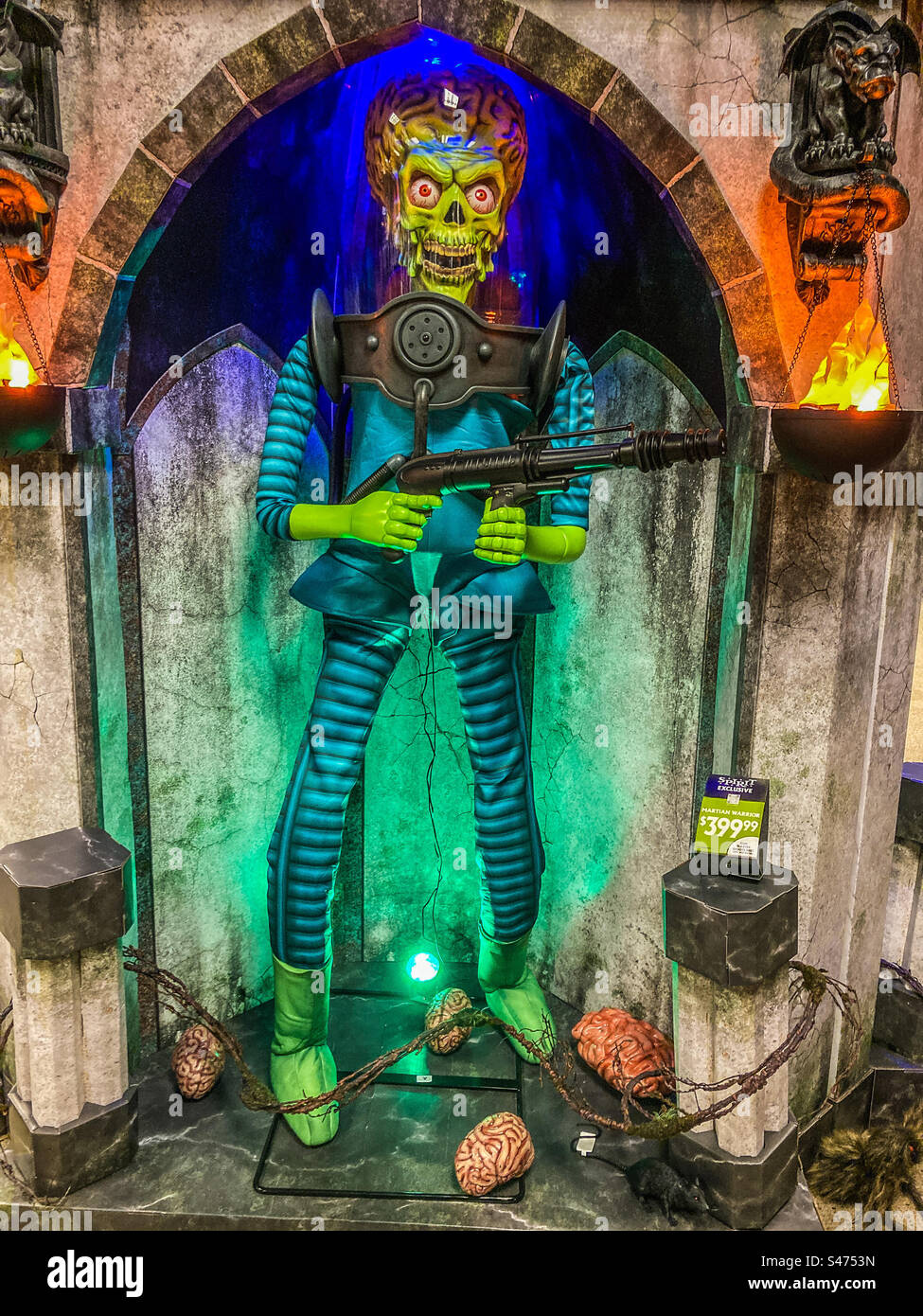 Modello Animatronic dell'Alien from Mars Attack, in mostra in un negozio di Halloween, a Boston, Massachusetts Foto Stock