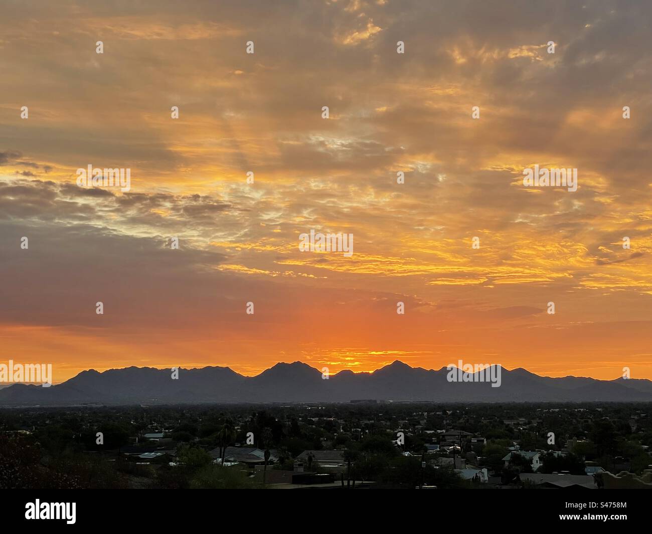 Fiery si illumina su Scottsdale, North Phoenix, McDowell Mountains, Arizona Foto Stock