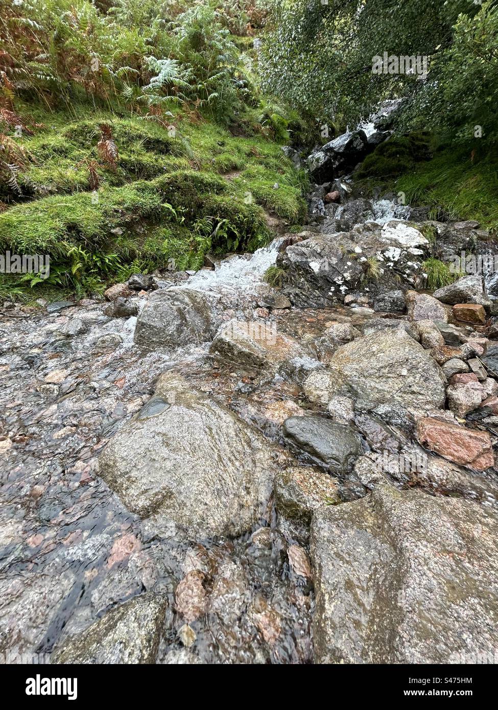 Cascata sul Ben Nevis, vicino a Fort William, Scozia. La montagna più alta del Regno Unito. Attrazione turistica nelle panoramiche Highlands scozzesi. - Immagine stock catturata con smartphone