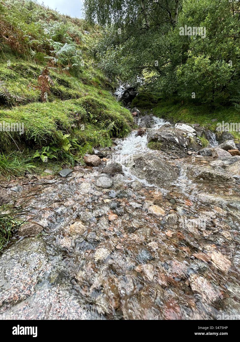 Cascata sul Ben Nevis, vicino a Fort William, Scozia. La montagna più alta del Regno Unito. Attrazione turistica nelle panoramiche Highlands scozzesi. - Immagine stock catturata con smartphone