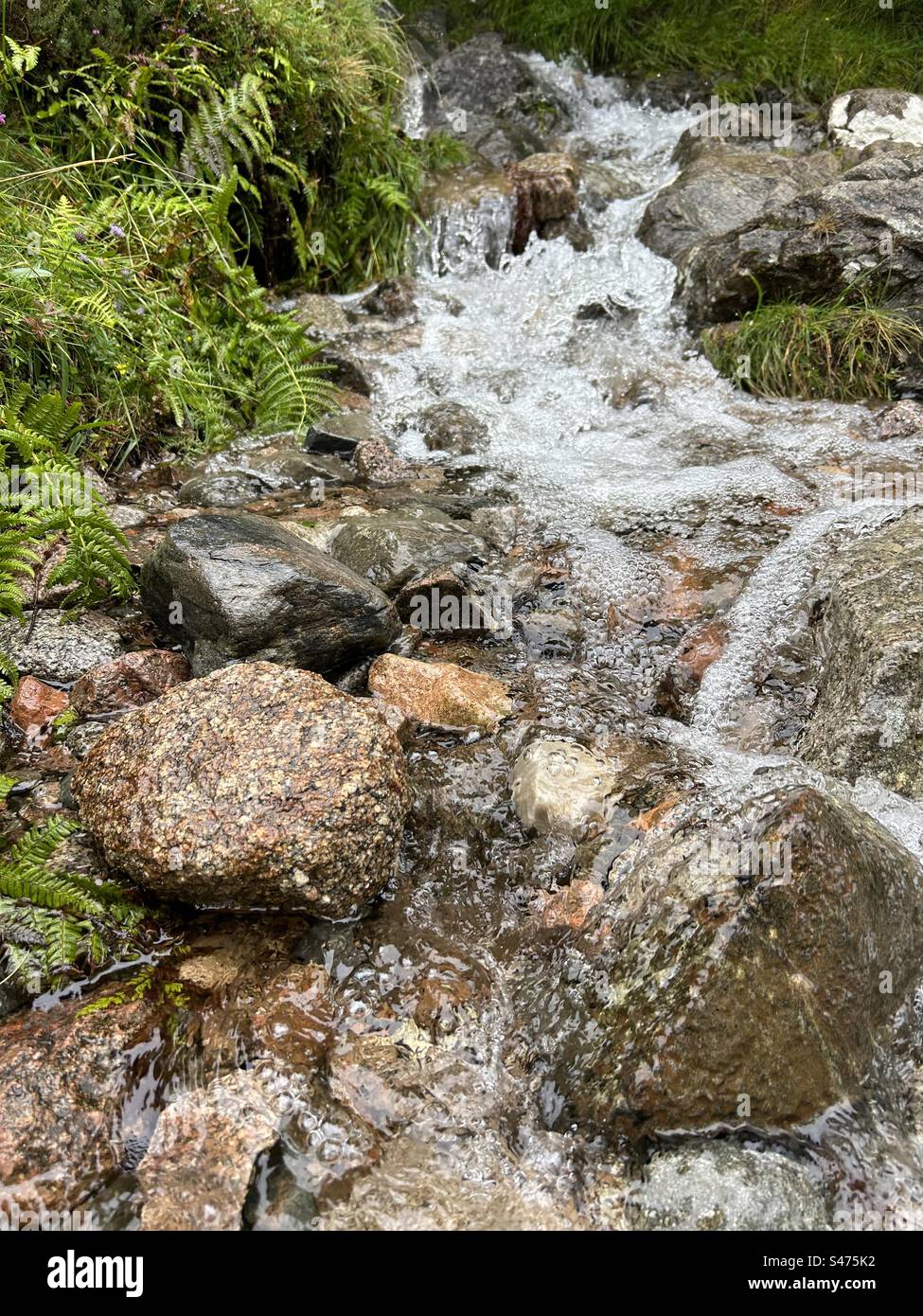 Cascata sul Ben Nevis, vicino a Fort William, Scozia. La montagna più alta del Regno Unito. Attrazione turistica nelle panoramiche Highlands scozzesi. - Immagine stock catturata con smartphone