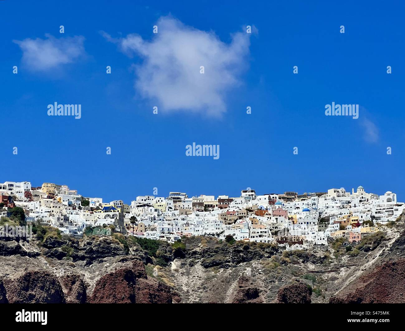 Ampia vista della città di Oia, Santorini in un giorno d'estate. - Immagine stock catturata con smartphone