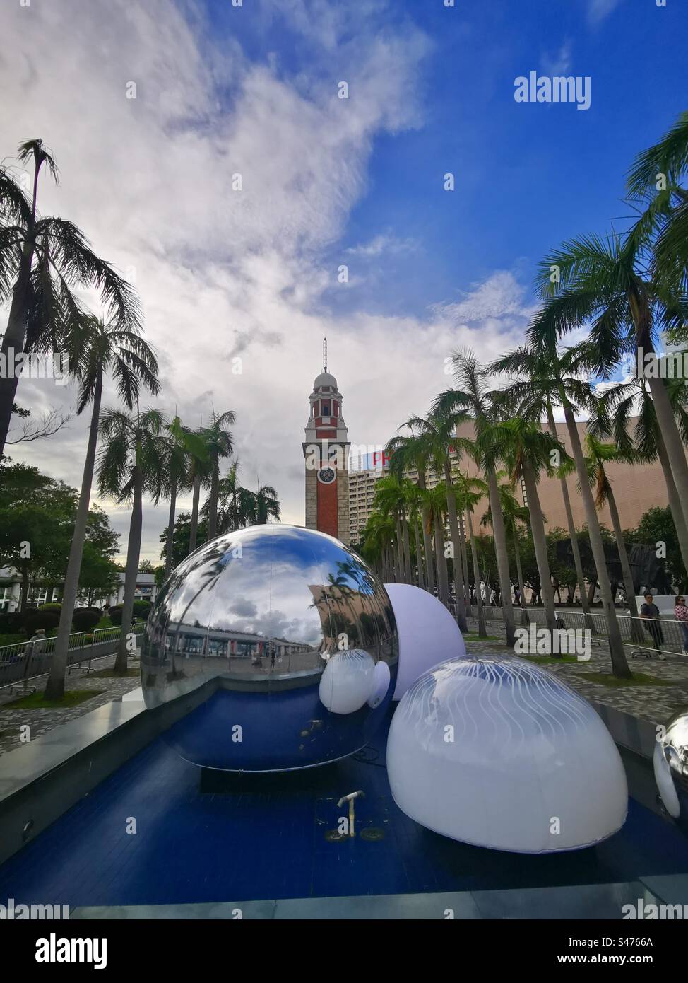 Mostra di riflessione di. Ex torre dell'orologio della ferrovia di Kowloon-Canton. Foto Stock
