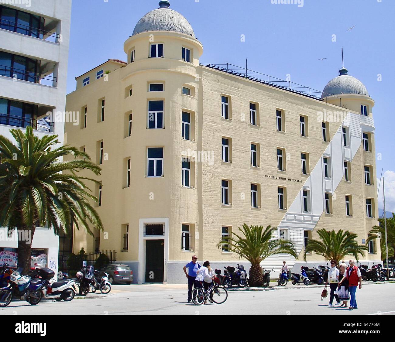 Un edificio dell'Università della Tessaglia a Volos, Tessaglia, Grecia. Fondato nel 1984, il campus principale è qui con altri campus in 4 città vicine. 8 Facoltà hanno programmi internazionali in 4 lingue. Foto Stock
