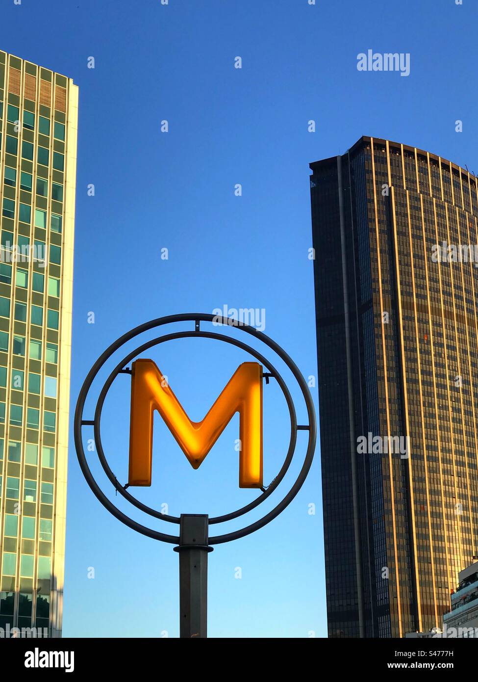 L'insegna M per la metropolitana di Parigi Foto Stock