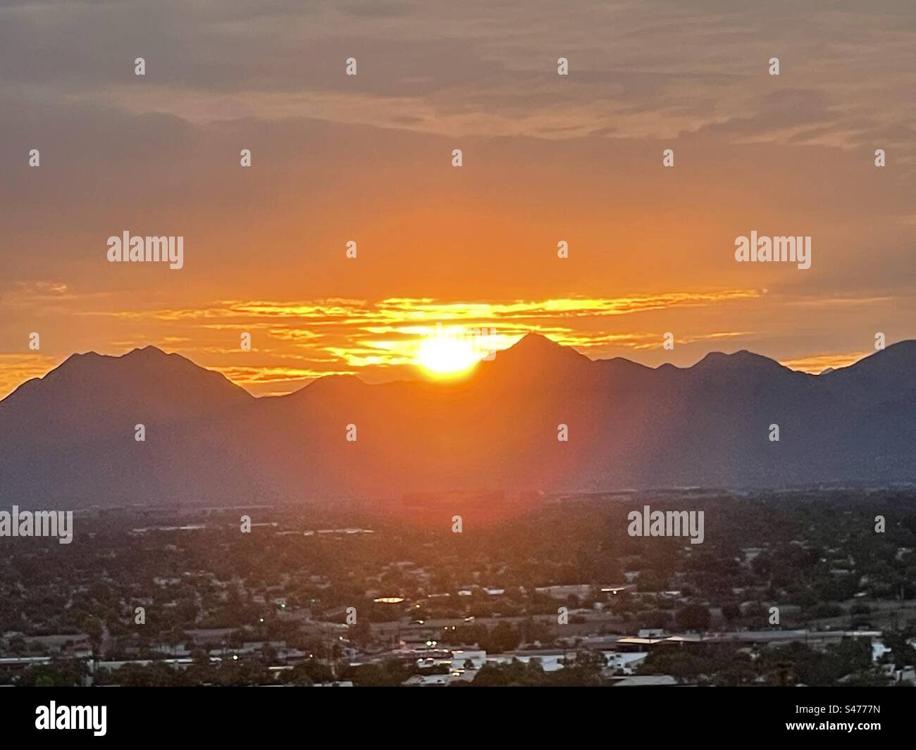 Sole tra le cime, alba arancione brillante sulle McDowell Mountains, Scottsdale, Arizona Foto Stock