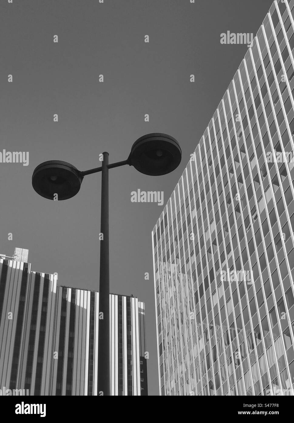 Architettura moderna nella regione di Montparnasse di Parigi - Immagine stock catturata con smartphone