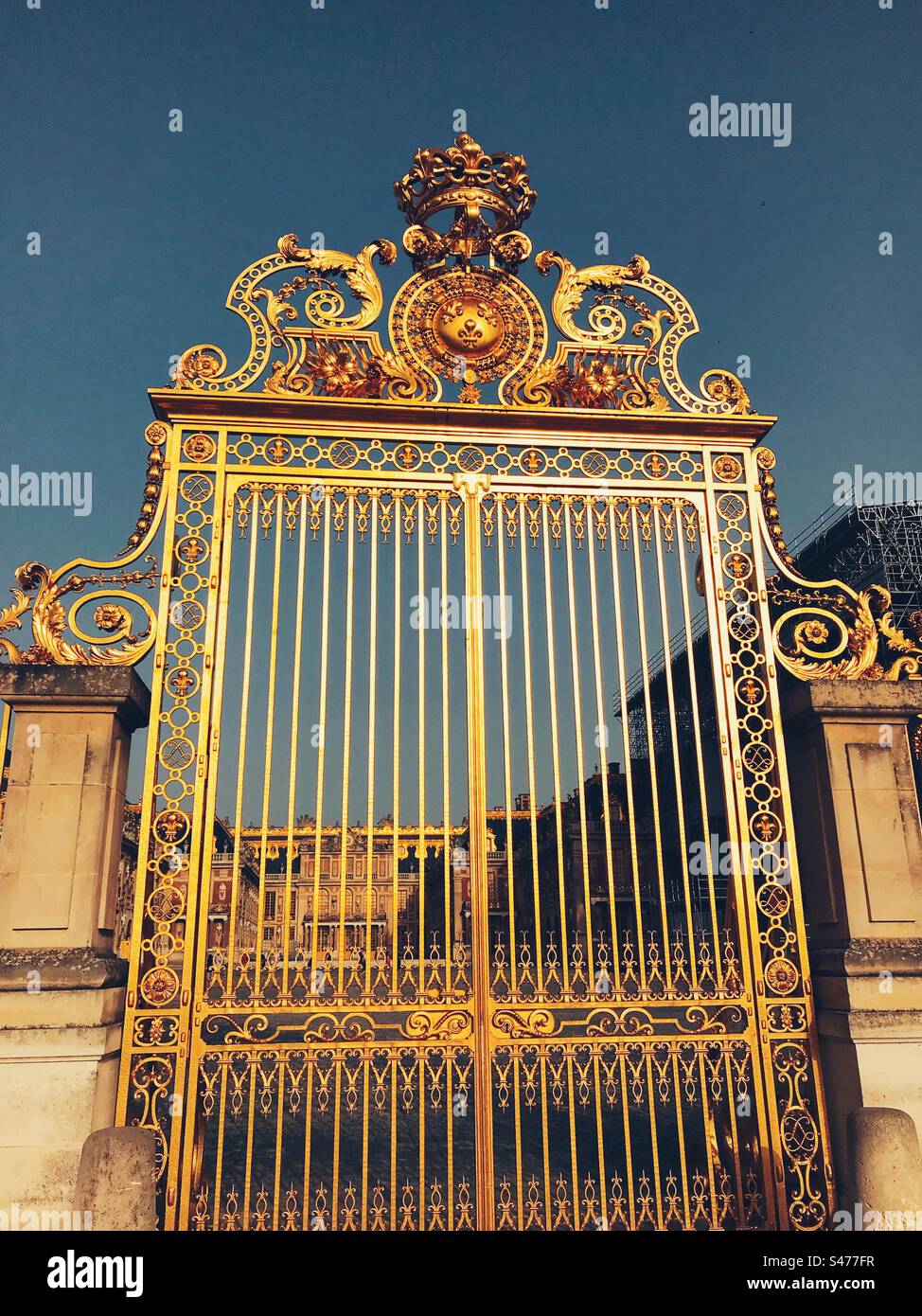 Le belle porte dorate ornate della Reggia di Versailles, in Francia - Immagine stock catturata con smartphone