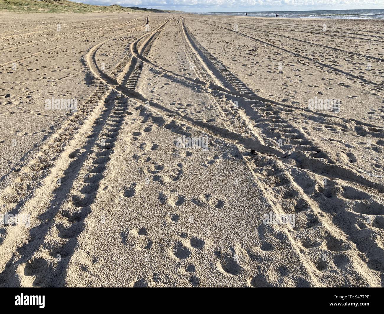 Tracce di pneumatici nella sabbia sulla spiaggia - Immagine stock catturata con smartphone