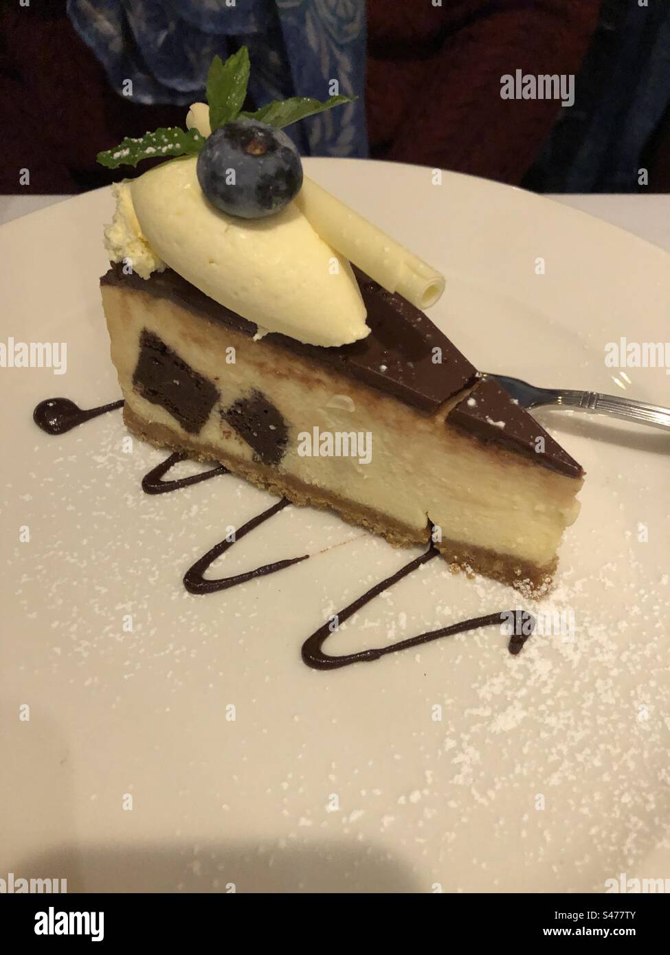 Una fetta di deliziosa torta al cioccolato. - Immagine stock catturata con smartphone