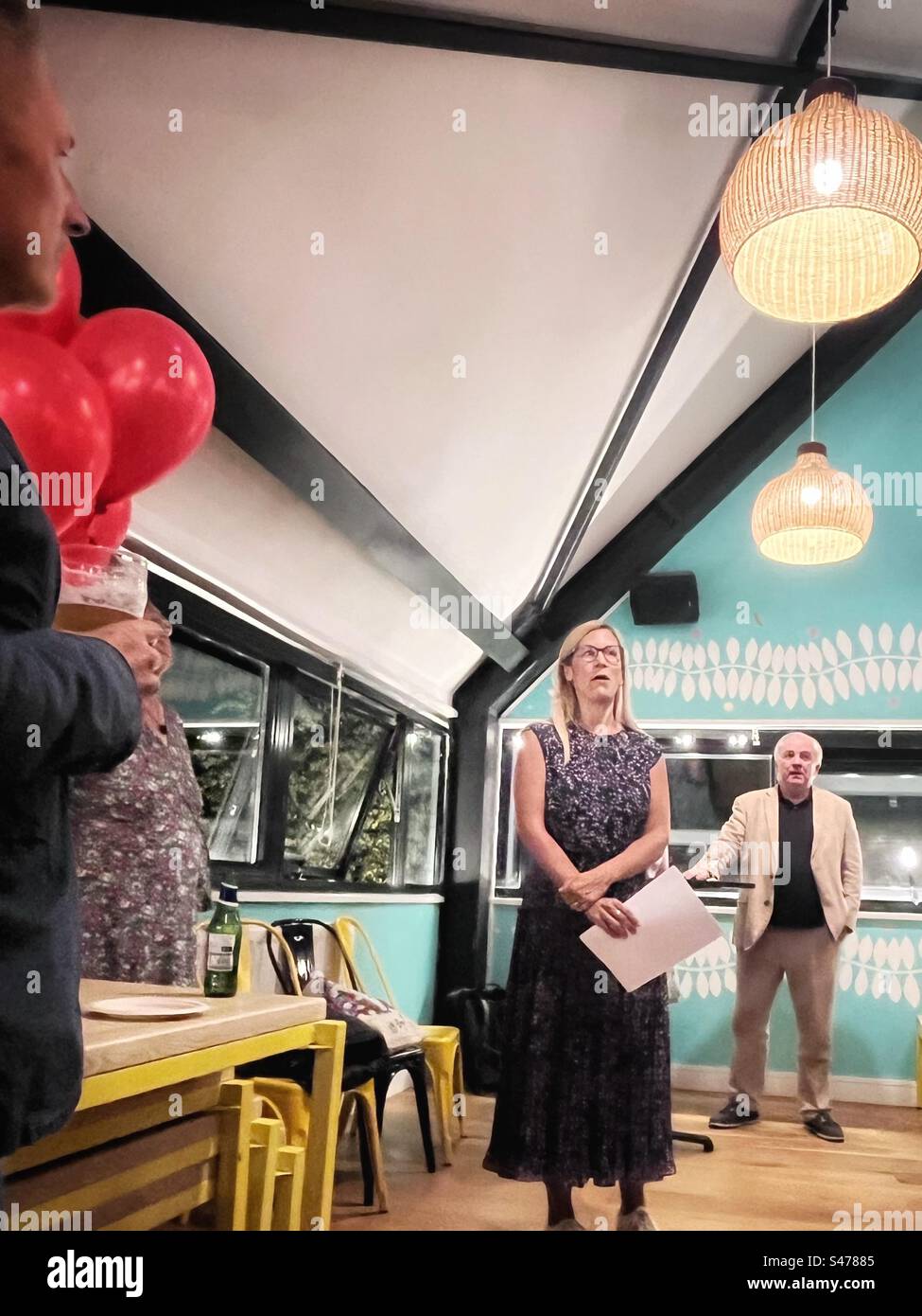 Ellie Reeves, deputato ora nel gabinetto ombra del Regno Unito, parla a un evento elettorale a Lewisham West e Penge con l'ex Whip e deputato del governo laburista, Jim Dowd, il 150923 - Immagine stock catturata con smartphone