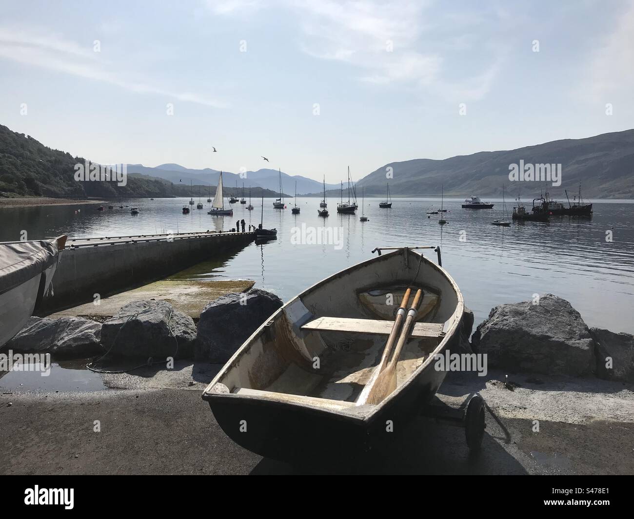 Barche a Loch Broom, Scozia - Immagine stock catturata con smartphone
