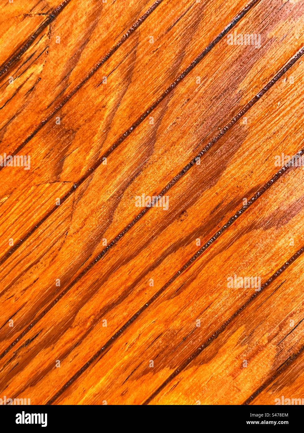 Vista ravvicinata dei pannelli di legno con una ricca macchia marrone. Sfondi. Foto Stock
