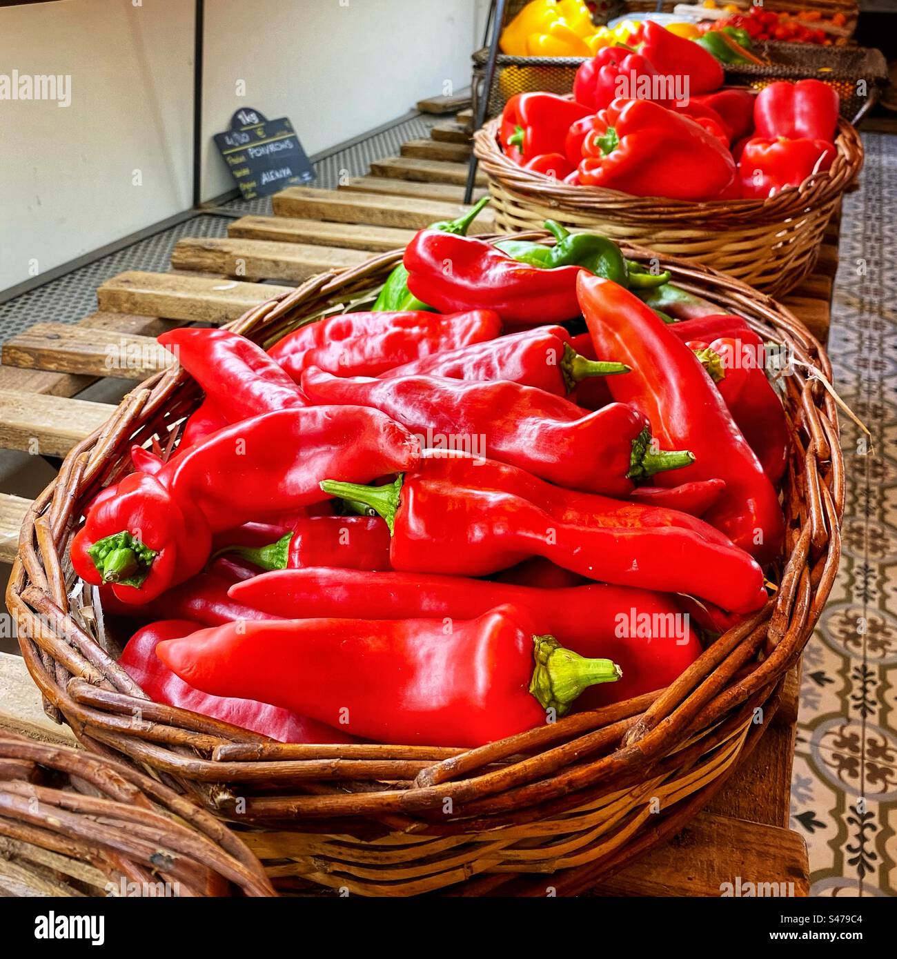 Cestino di peperoni rossi Foto Stock
