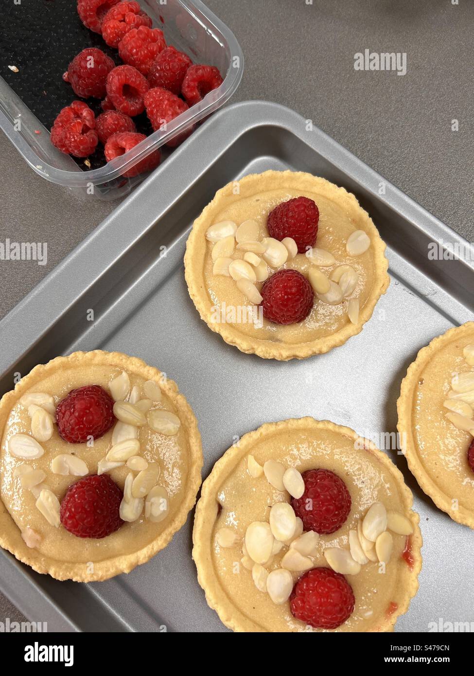 Crostate di fragipane al lampone pronte per l'uso in forno Foto Stock