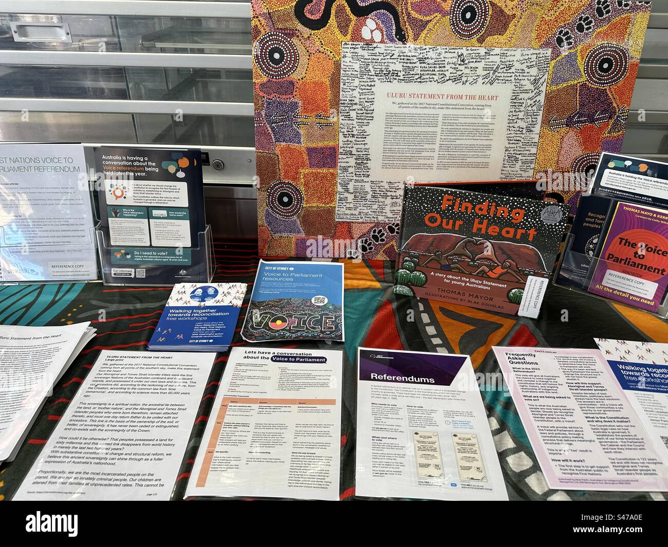 Informazioni sulla dichiarazione di Uluru dal cuore e il referendum Voice su un tavolo davanti al centro ricreativo King George V a The Rocks, Sydney, Australia. Foto Stock