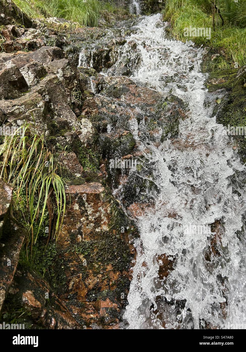 A pochi passi da Steall Falls. Lungo il percorso per la cascata di Steall, la gola di Nevis, vicino a Ben Nevis e Fort William in Scozia. Paesaggi e piccole cascate lungo il percorso verso la cascata principale. - Immagine stock catturata con smartphone