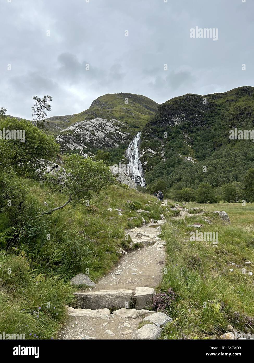Steall Falls. Steall Waterfall, Nevis Gorge, vicino a Ben Nevis e Fort William in Scozia. Cascata panoramica nelle Highlands scozzesi. - Immagine stock catturata con smartphone