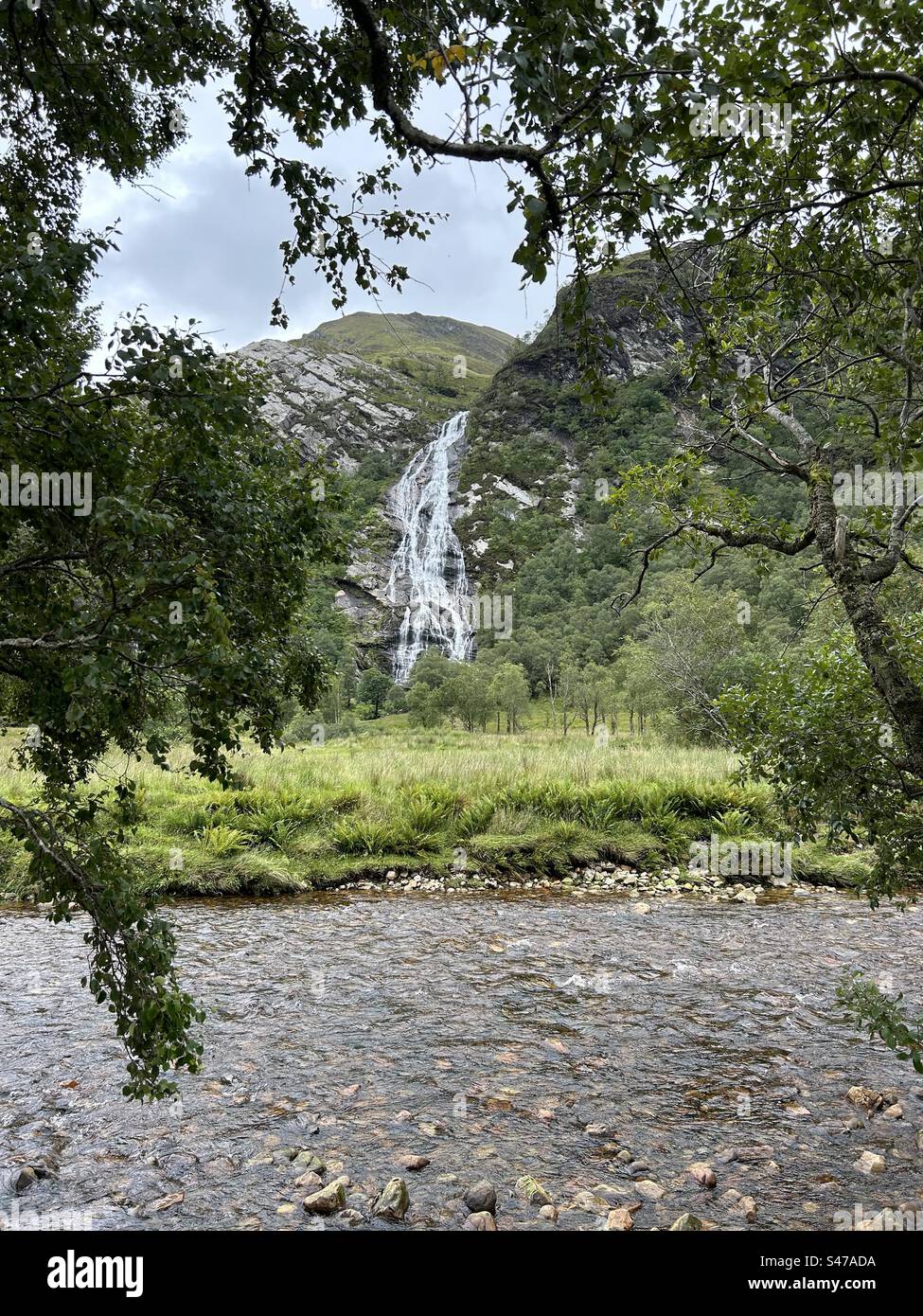 Steall Falls. Steall Waterfall, Nevis Gorge, vicino a Ben Nevis e Fort William in Scozia. Cascata panoramica nelle Highlands scozzesi. - Immagine stock catturata con smartphone