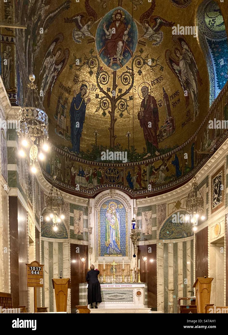 Vista interna della decorazione a mosaico nella cappella di Santa Maria degli Angeli, Cattedrale di Westminster, Londra, Inghilterra - Immagine stock catturata con smartphone