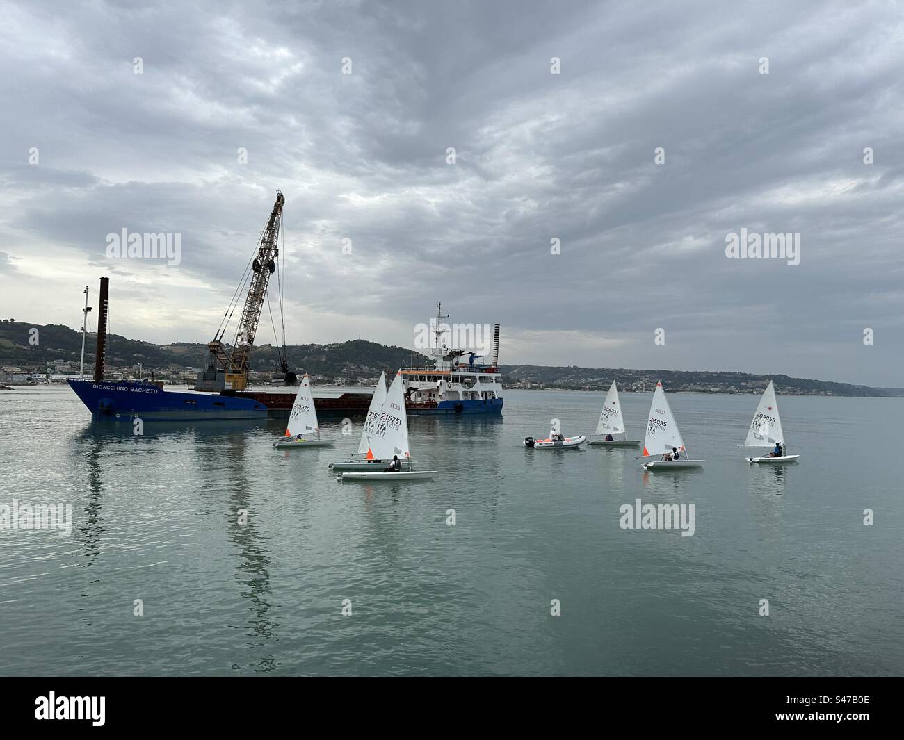 Scuola di vela fuori dal porto - Immagine stock catturata con smartphone