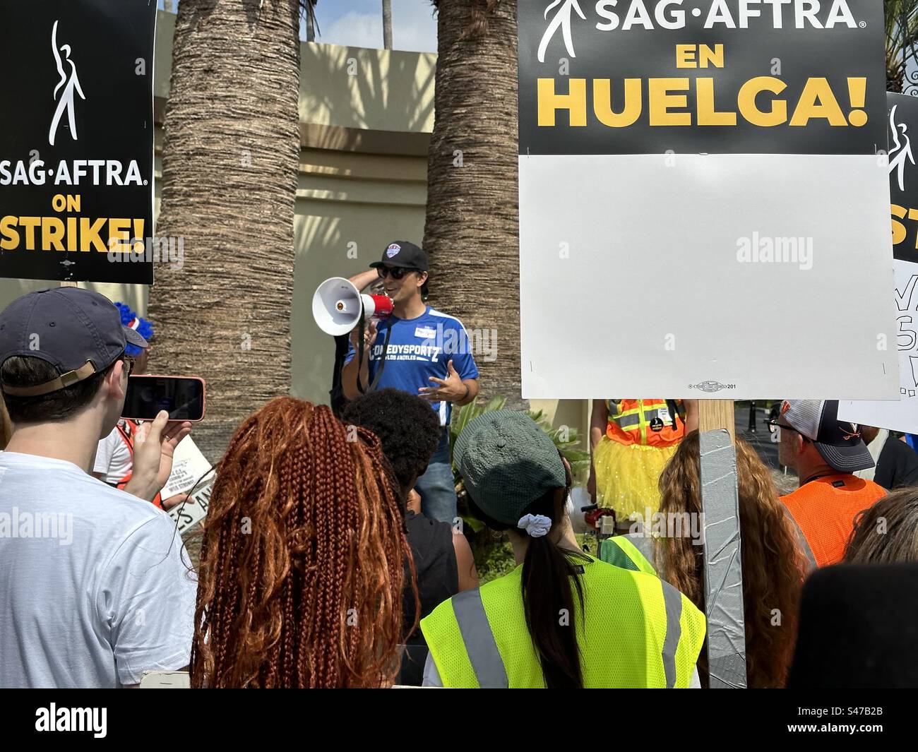 Il sindaco di Burbank e l'ex attore Konstantine Anthony si rivolge ai picchettatori membri di SAG-AFTRA e WGA ai Paramount Studios di Hollywood (19 settembre 3023). Foto Stock